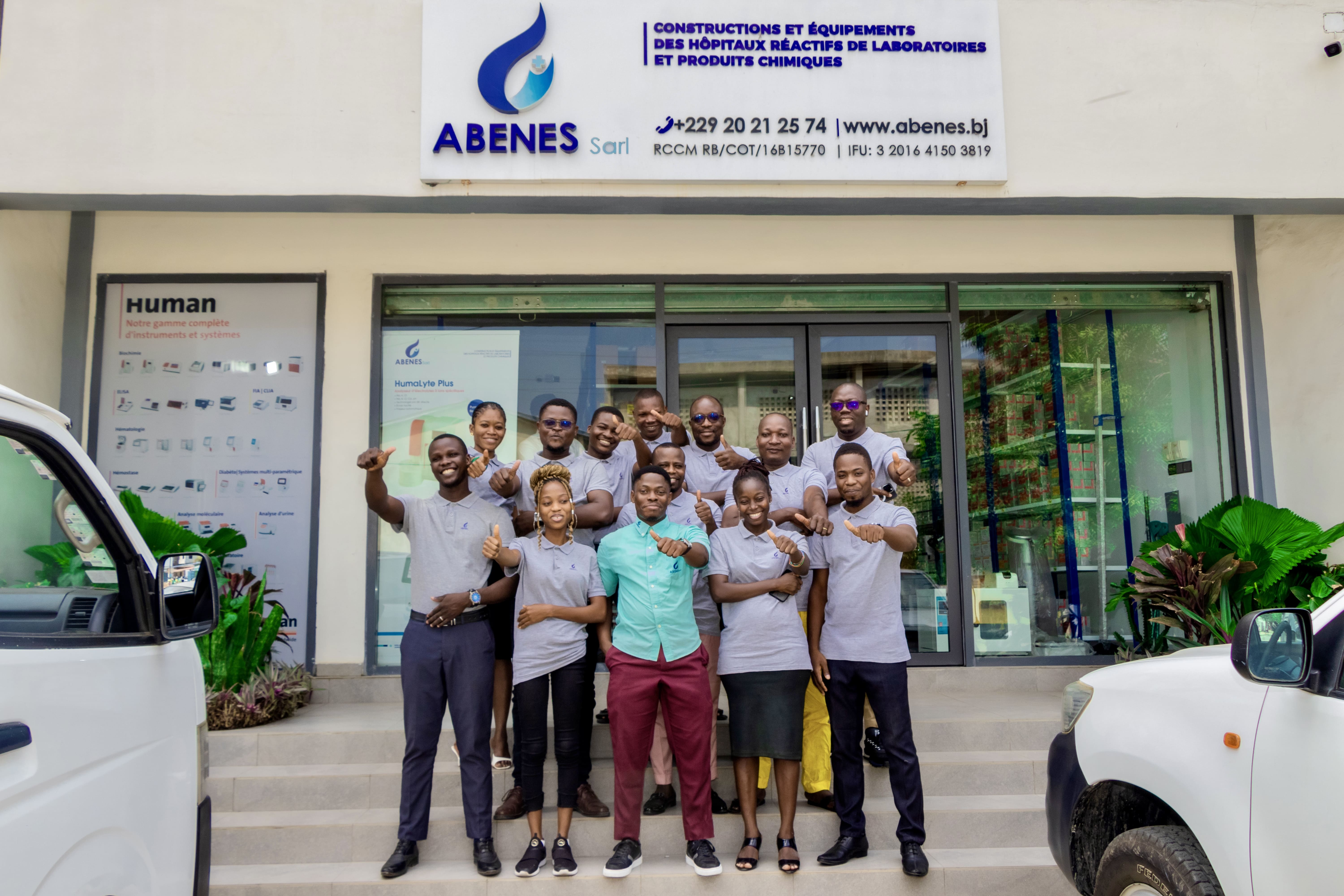 Photo de famille ABENES SARL BENIN devant l'entreprise avec les employé et le directeur 